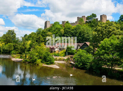 Castello di Ludlow si affaccia sul fiume teme, Shropshire. Foto Stock