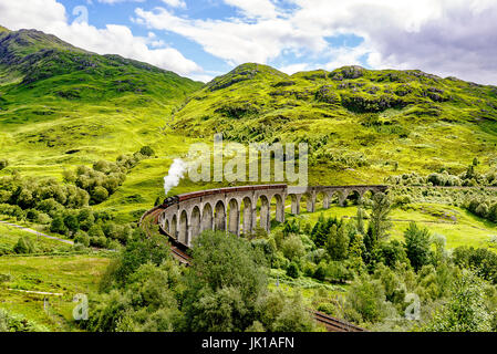 Giacobita treno a vapore che attraversa il viadotto Glenfinnan Foto Stock