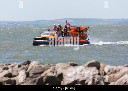 Il RNLI Rescue Hovercraft sulla baia di Morecambe durante un esercizio di formazione Foto Stock