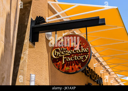 Las Vegas - Circa il luglio 2017: La Cheesecake Factory informale Ristorante Posizione. La Cheesecake Factory produce e distribuisce la loro firma Cheesecak Foto Stock