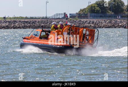 Il RNLI Rescue Hovercraft sulla baia di Morecambe durante un esercizio di formazione Foto Stock