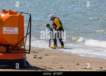 Il RNLI Rescue Hovercraft sulla baia di Morecambe durante un esercizio di formazione Foto Stock