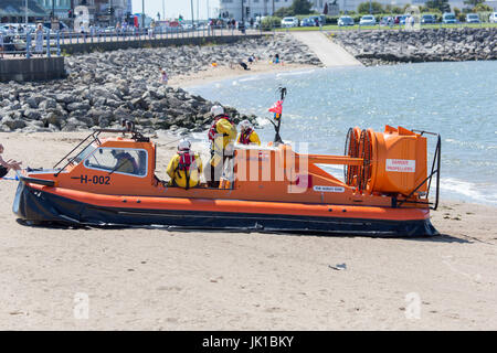 Il RNLI Rescue Hovercraft sulla baia di Morecambe durante un esercizio di formazione Foto Stock