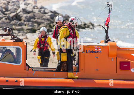 Il RNLI Rescue Hovercraft sulla baia di Morecambe durante un esercizio di formazione Foto Stock