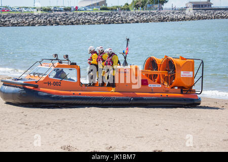 Il RNLI Rescue Hovercraft sulla baia di Morecambe durante un esercizio di formazione Foto Stock