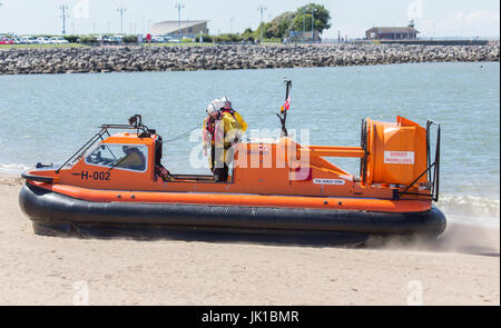 Il RNLI Rescue Hovercraft sulla baia di Morecambe durante un esercizio di formazione Foto Stock