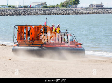 Il RNLI Rescue Hovercraft sulla baia di Morecambe durante un esercizio di formazione Foto Stock