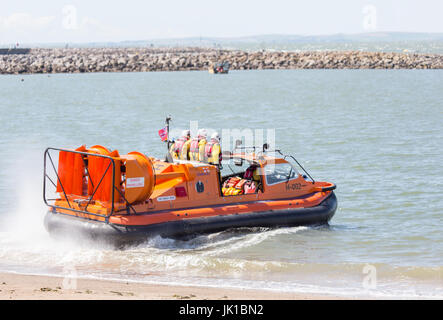 Il RNLI Rescue Hovercraft sulla baia di Morecambe durante un esercizio di formazione Foto Stock