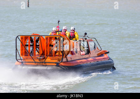 Il RNLI Rescue Hovercraft sulla baia di Morecambe durante un esercizio di formazione Foto Stock