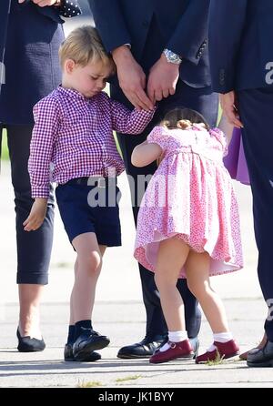 Prince George e la Principessa Charlotte attendere con i loro genitori il Duca e la Duchessa di Cambridge a bordo di un aereo in Amburgo alla fine della loro visita in Germania. Foto Stock