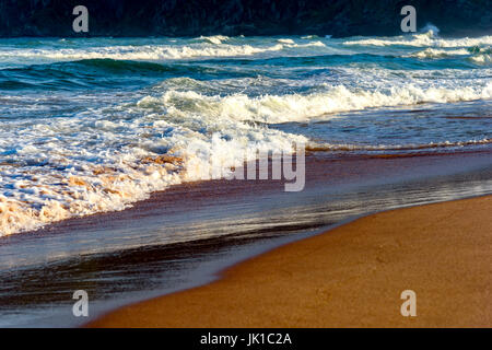 Il mare e la sabbia, le onde e il paesaggio di Tucuns beach a Buzios città di Rio de Janeiro Foto Stock