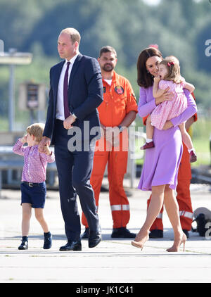 Prince George e la Principessa Charlotte attendere con i loro genitori il Duca e la Duchessa di Cambridge a bordo di un aereo in Amburgo alla fine della loro visita in Germania. Foto Stock