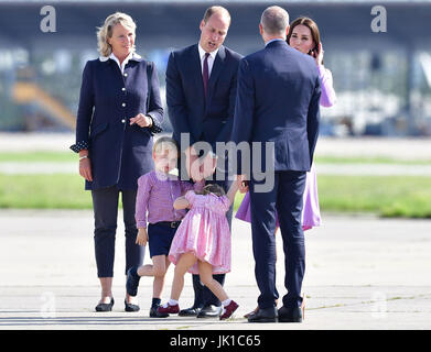 Prince George e la Principessa Charlotte attendere con i loro genitori il Duca e la Duchessa di Cambridge a bordo di un aereo in Amburgo alla fine della loro visita in Germania. Foto Stock