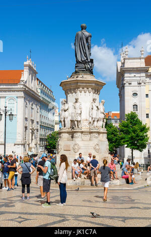 Lisbona Praca Luis de Camoes, vista di Camoes Square situato tra il quartiere Chiado e Bairro Alto quarti nel centro di Lisbona, Portogallo. Foto Stock