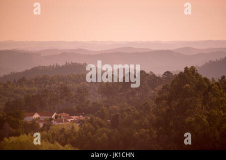 Il paesaggio nei pressi della città di Monchique nella Sierra de monchique in Algarve del Portogallo in Europa. Foto Stock