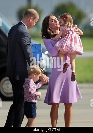 Il Duca e la Duchessa di Cambridge, con i loro figli Prince George e la Principessa Charlotte, partono dall'Aeroporto di Amburgo l'ultimo giorno del loro tre giorni di tour in Germania. Foto Stock