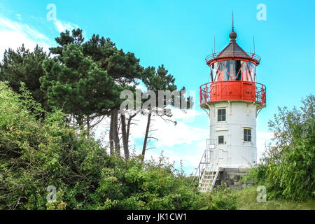 Vecchio faro gellen e pini. hiddensee, mar baltico. Foto Stock