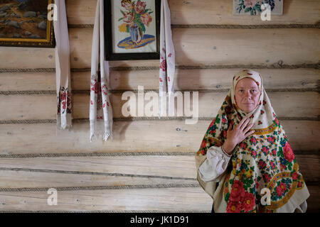 Tatiana Chufeneva, discendente della comunità dei vecchi credenti, vestita con abiti tradizionali, posa per una foto a casa sua nel villaggio di Solonovka, nel quartiere di Smolensky, in Altai Krai, una regione della Siberia Occidentale, I vecchi credenti o gli antichi Ritualisti sono cristiani ortodossi orientali che mantengono le pratiche liturgiche e rituali della Chiesa russa come prima delle riforme del Patriarca Nikon di Mosca tra il 1652 e il 1666. Resistendo all'accomodamento della pietà russa alle forme contemporanee di culto greco-ortodosso, Foto Stock