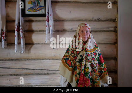 Tatiana Chufeneva, discendente della comunità dei vecchi credenti, vestita con abiti tradizionali, posa per una foto a casa sua nel villaggio di Solonovka, nel quartiere di Smolensky, in Altai Krai, una regione della Siberia Occidentale, I vecchi credenti o gli antichi Ritualisti sono cristiani ortodossi orientali che mantengono le pratiche liturgiche e rituali della Chiesa russa come prima delle riforme del Patriarca Nikon di Mosca tra il 1652 e il 1666. Resistendo all'accomodamento della pietà russa alle forme contemporanee di culto greco-ortodosso, Foto Stock