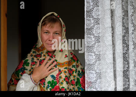 Tatiana Chufeneva discendente della comunità degli antichi credenti vestita in abiti tradizionali a casa sua nel villaggio di Solonovka nel distretto di Smolensky in Altai Krai, una regione della Siberia occidentale, Russia. Gli antichi credenti o gli antichi rituali sono cristiani ortodossi orientali che mantengono le pratiche liturgiche e rituali della Chiesa russa come erano prima delle riforme del Patriarca Nikon di Mosca tra il 1652 e il 1666. Resistendo all'accoglienza della pietà russa alle forme contemporanee di culto greco-ortodosso, Foto Stock