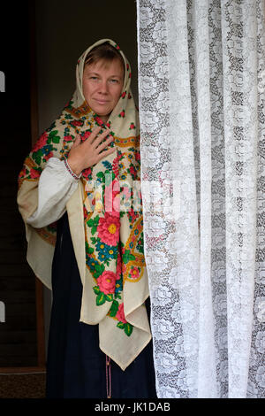 Tatiana Chufeneva discendente della comunità degli antichi credenti vestita in abiti tradizionali a casa sua nel villaggio di Solonovka nel distretto di Smolensky in Altai Krai, una regione della Siberia occidentale, Russia. Gli antichi credenti o gli antichi rituali sono cristiani ortodossi orientali che mantengono le pratiche liturgiche e rituali della Chiesa russa come erano prima delle riforme del Patriarca Nikon di Mosca tra il 1652 e il 1666. Resistendo all'accoglienza della pietà russa alle forme contemporanee di culto greco-ortodosso, Foto Stock