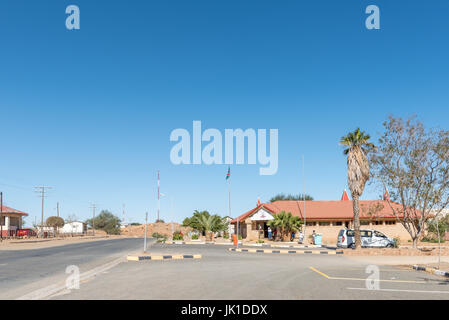 KARASBURG, NAMIBIA - Giugno 13, 2017: una scena di strada con il palazzo comunale in Karasburg nella parte meridionale della Namibia Foto Stock