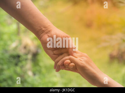 Due coppie di mano toccare insieme, aiutando le mani concetto. Mano tesa per aiutare. Foto Stock