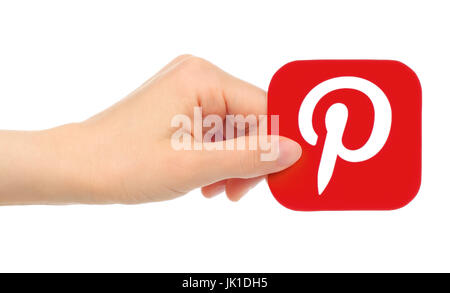 Kiev, Ucraina - 18 Maggio 2016: mano trattiene Pinterest logotipo stampato su carta. Pinterest è sito di condivisione foto Foto Stock