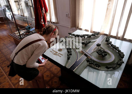 Una studentessa russa vede un modello in miniatura della rotta russa M52, Conosciuta anche come Chuya Highway o Chuysky Trakt, una strada principale che si snoda per circa 1.000 chilometri attraverso la Siberia mentre visita il Museo della Chuysky Highway nella città di Biysk in Altai Krai, una regione nella Siberia Occidentale, Russia Foto Stock