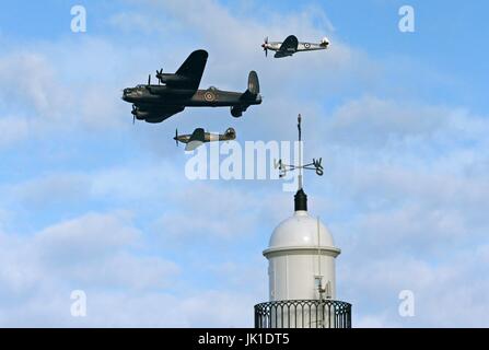 Un bombardiere Lancaster e due Spitfires eseguire una Battaglia di Bretagna memorial volo al lancio del Sunderland Airshow internazionale. Foto Stock