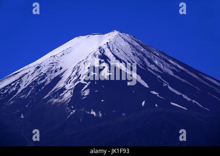 Mattina close-up simmetrica del monte Fuji con la neve e il cielo azzurro in Giappone. Foto Stock