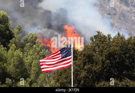 Una bandiera statunitense con il blu taglia fuoco dietro in Lytle Creek, California, Stati Uniti d'America il 17 di agosto 2016. Foto Stock