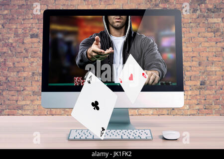 Gioco di poker on-line, con il giocatore di poker in uscita sullo schermo del computer. Foto Stock