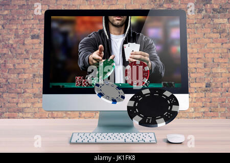 Gioco di poker on-line, con il giocatore di poker in uscita sullo schermo del computer. Foto Stock