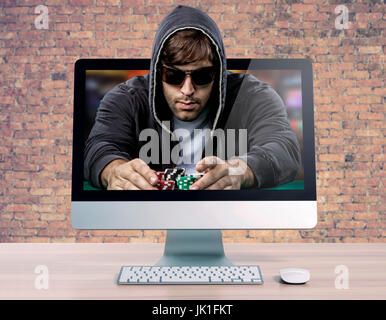 Gioco di poker on-line, con il giocatore di poker in uscita sullo schermo del computer. Foto Stock