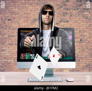 Gioco di poker on-line, con il giocatore di poker in uscita sullo schermo del computer. Foto Stock