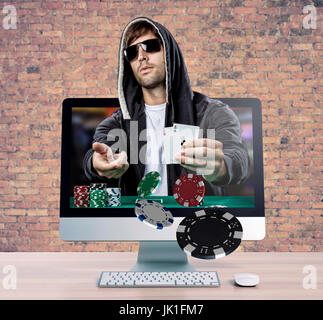 Gioco di poker on-line, con il giocatore di poker in uscita sullo schermo del computer. Foto Stock