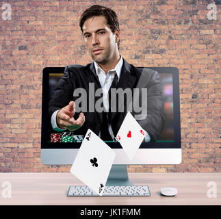 Gioco di poker on-line, con il giocatore di poker in uscita sullo schermo del computer. Foto Stock