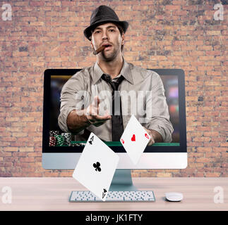 Gioco di poker on-line, con il giocatore di poker in uscita sullo schermo del computer. Foto Stock