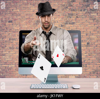 Gioco di poker on-line, con il giocatore di poker in uscita sullo schermo del computer. Foto Stock