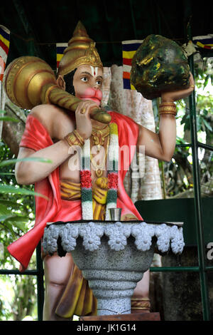 Galle Sri Lanka Rumassala Road Tempio di Sri Vivekaramaya Statua di Dio Hanuman che tiene il Gada e il monte Dronagiri Parvat Foto Stock