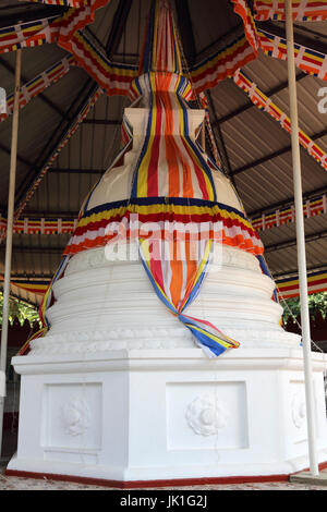 Galle Sri Lanka Rumassala Road Sri Vivekaramaya Stupa del tempio con le bandiere Foto Stock