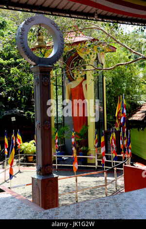 Galle Sri Lanka Rumassala Road Sri Vivekaramaya Tempio campana e statua di Budda Foto Stock