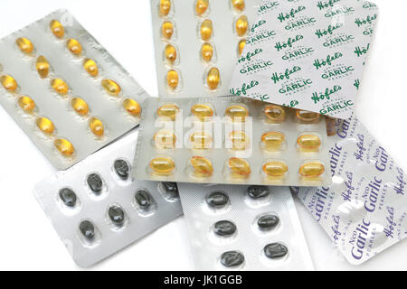 Raccolta di compresse di aglio usato come tosse e raffreddore Remedy Foto Stock