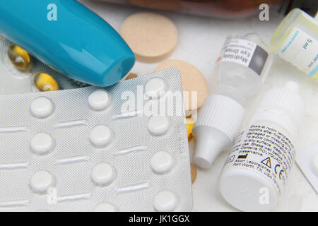 Aglio Pearles, zinco, lievito e vitamina C Supplemento compresse, Nasonex spray nasale e gocce per gli occhi Foto Stock