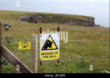 Fate attenzione al segno di Bull e recinzioni elettriche in Irlanda Foto Stock