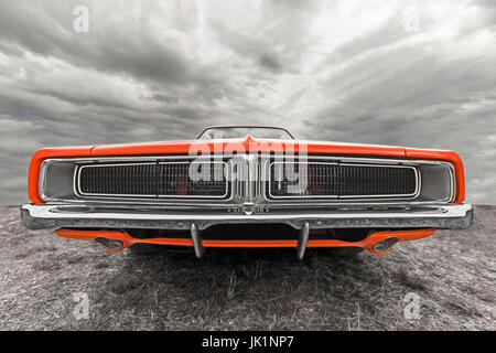 Auto sotto il cielo nuvoloso. Foto Stock