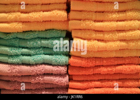 Pila di ripiegata a colori vibranti asciugamani da bagno, texture, sfondo Foto Stock
