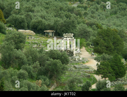 Il Santuario di Atena Pronaia vista dal Tempio di Apollo a Delfi, Grecia Foto Stock