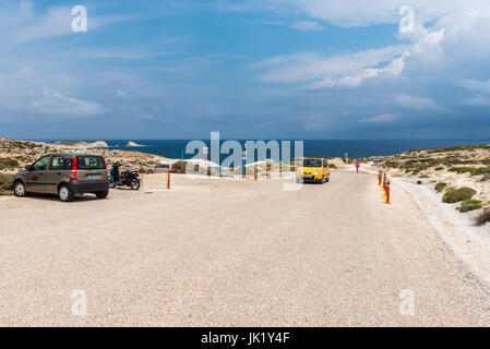 Milos, Grecia, 17 Maggio 2017: strada costiera accanto alla spiaggia di Sarakiniko sull isola di Milos, Grecia. Foto Stock